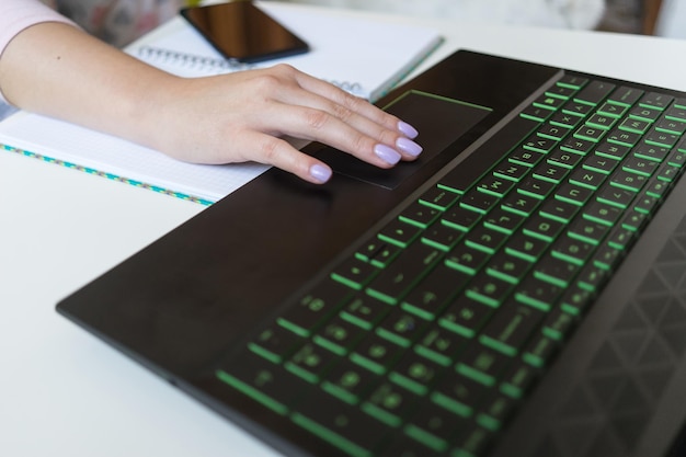 Jak sprawdzić klucz licencyjny Windows 7 bez dodatkowego oprogramowania?