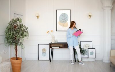 Jak ciekawie ozdobić dużą ścianę w salonie i odmienić wnętrze?