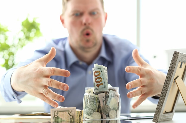 Czy współwłaściciel konta może wypłacić pieniądze bez zgody drugiej osoby?