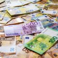 Czy warto wymienić złotówki na euro przed wyjazdem za granicę?