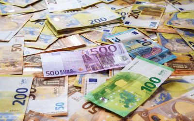 Czy warto wymienić złotówki na euro przed wyjazdem za granicę?
