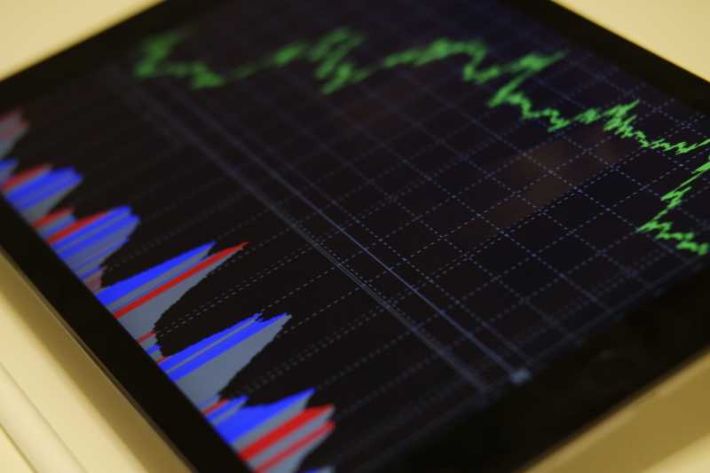 Dlaczego kursy walut gwałtownie się zmieniają i jak wykorzystać to w tradingu?